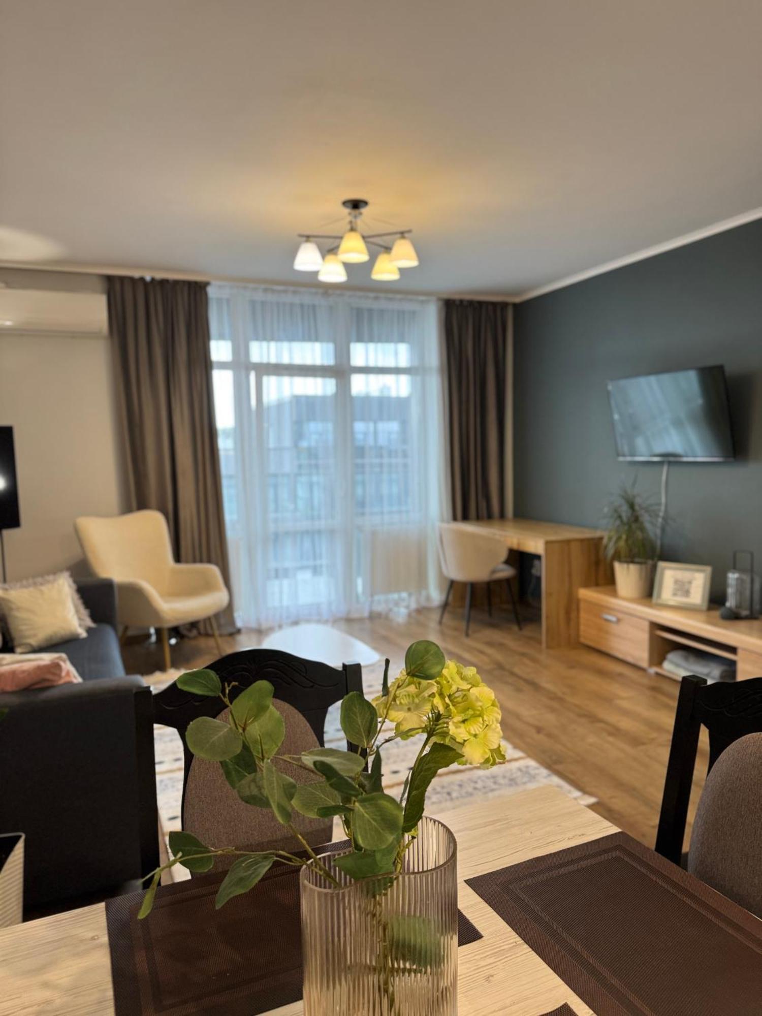 Vip Avalon City Liov Exterior foto